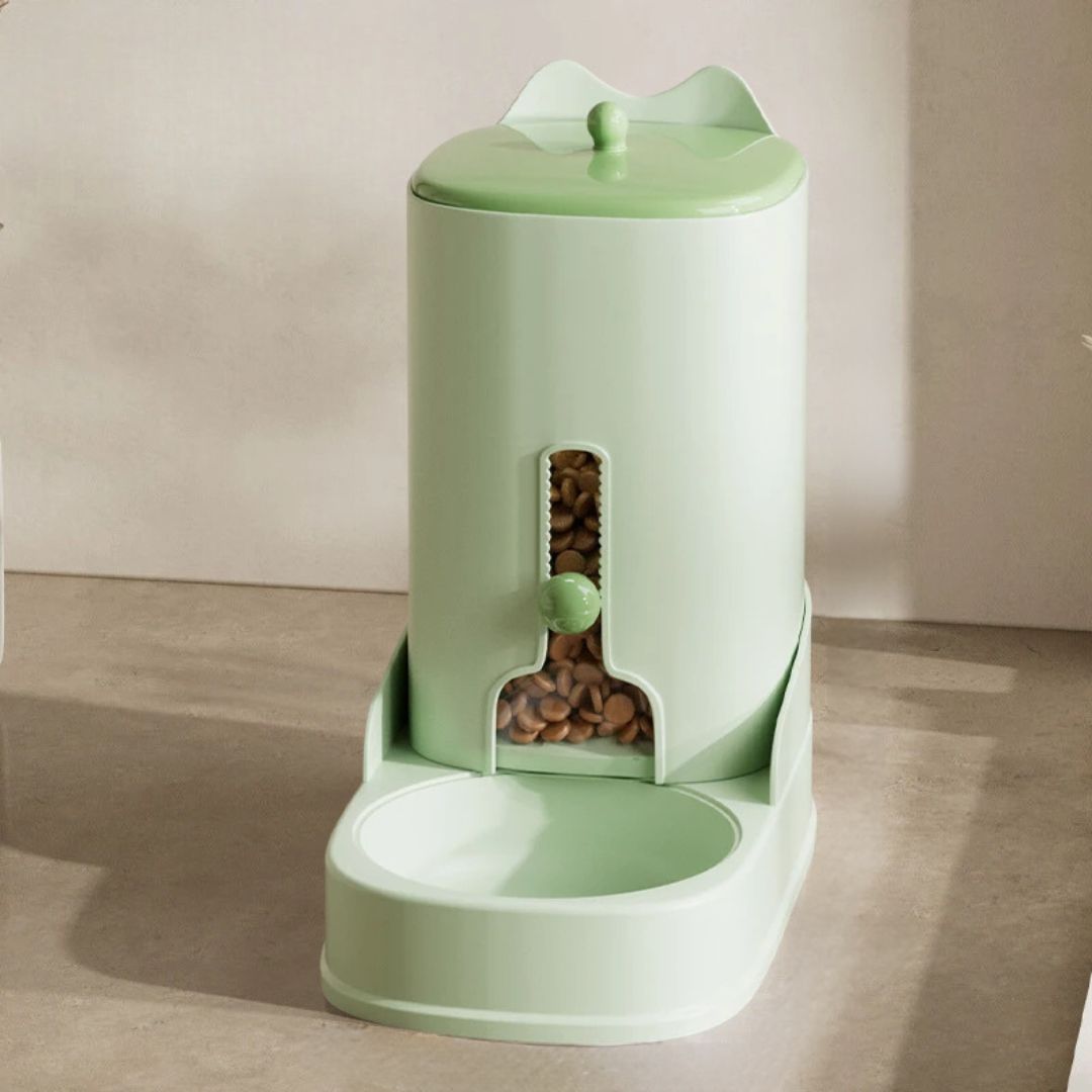 distributeur-de-croquettes-pour-chat-vert
